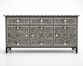 Credenza con intarsi in osso – Tre cassetti e tre ante, con motivo a volute e viticci neri, mobile contenitore fatto a mano.