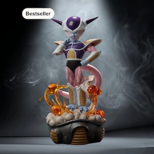Peut inclure: Figurine détaillée du personnage Freezer de Dragon Ball Z. La figurine a une tête violette, un visage blanc et un corps rose. Elle repose sur une base détaillée avec des effets d'énergie et le mot "Bestseller".