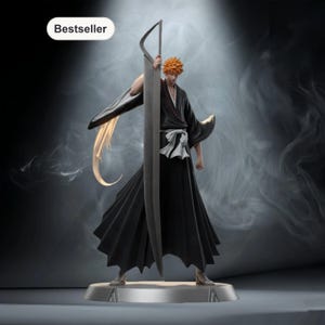 Peut inclure: Figurine détaillée d'un personnage de la série animée Bleach. La figurine porte une robe noire et tient une grande épée argentée. Le personnage a les cheveux orange et se tient sur une base argentée. Le mot "Bestseller" est en haut à gauche.