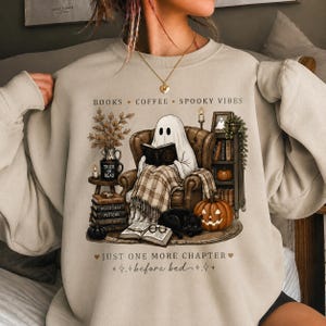 Camiseta Comfort Colors Cozy Ghost Readin, Camiseta Books Coffee Spooky Vibes, Sudadera de Halloween para amantes de los libros, Camiseta linda de lector fantasma