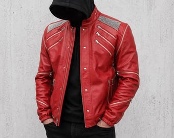 Chaqueta de cuero roja estilo estrella del pop para hombre, hecha a mano – Chaqueta motera vintage de los 80, traje retro para conciertos, regalo icónico para él.