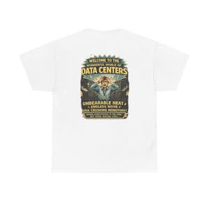 Puede incluir: Camiseta blanca con un gráfico en la espalda. El gráfico dice "WELCOME TO THE WONDERFUL WORLD OF DATA CENTERS" y representa a una persona con las manos en la cabeza. El texto debajo dice "UNBEARABLE HEAT, ENDLESS NOISE, SOUL-CRUSHING MONOTONY!"