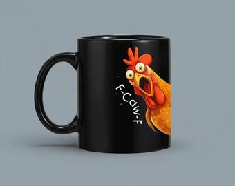 Taza divertida con la imagen de un gallo (F Caw F Chicken Mug PNG), diseño de meme de gallo, descarga digital con humor de granja.