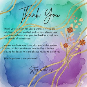 Puede incluir: Una impresi&oacute;n de arte digital con un fondo de acuarela en tonos de verde azulado, morado y dorado. Las palabras "Thank You" est&aacute;n escritas en una elegante escritura, con texto adicional que expresa gratitud y una solicitud de comentarios. Acentos florales.
