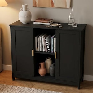 Aparador estrecho moderno de color negro para guardar objetos en la entrada.