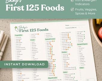 Op de afbeelding: Een witte papieren checklist getiteld Baby's First 125 Foods met groene kopteksten voor categorieën zoals groenten, fruit, dierlijke eiwitten, granen, zuivel, plantaardige eiwitten, kruiden en specerijen met bijbehorende vakjes.
