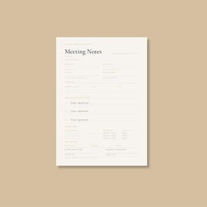 Pu&ograve; includere: Un foglio di carta bianco con le parole "Meeting Notes" in alto. La carta ha diverse righe e sezioni per compilare informazioni, inclusi spazi per elementi dell'ordine del giorno e azioni. Lo sfondo &egrave; di colore beige.