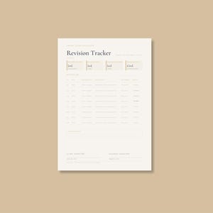 Pu&ograve; includere: Un documento Revision Tracker color crema con un layout a griglia. Il titolo "Revision Tracker" &egrave; in alto. Il documento ha colonne per il monitoraggio delle revisioni. Lo sfondo &egrave; di colore beige.