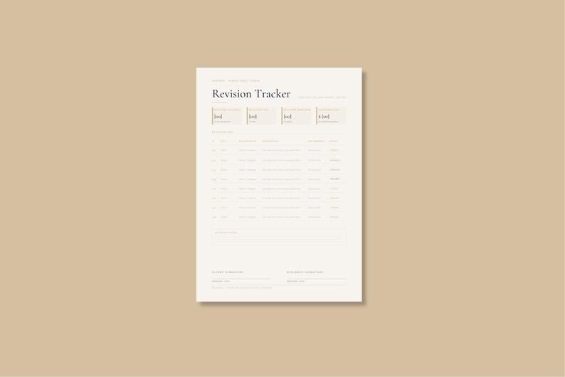 Pu&ograve; includere: Un documento Revision Tracker color crema con un layout a griglia. Il titolo "Revision Tracker" &egrave; in alto. Il documento ha colonne per il monitoraggio delle revisioni. Lo sfondo &egrave; di colore beige.