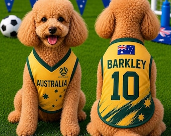 Könnte beinhalten: Zwei aprikosenfarbene Pudel tragen gelb-grüne ärmellose Trikots mit dem Text AUSTRALIA, BARKLEY und der Nummer 10. Die Trikots zeigen die australische Flagge und Sternmuster. Ein Pudel schaut nach vorne, der andere steht mit dem Rücken.