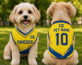 Könnte beinhalten: Ein gelb-blaues Trikot für Haustiere mit dem Schriftzug SWEDEN und einer kleinen schwedischen Flagge auf der Vorderseite sowie dem Text PET NAME und der Nummer 10 auf der Rückseite. Das Trikot hat einen V-Ausschnitt und blaue Ränder an einem Hund.