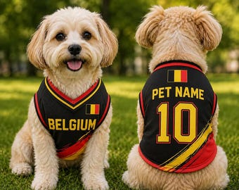 Könnte beinhalten: Ein schwarzes Trikot für Haustiere mit dem Wort BELGIUM und der belgischen Flagge auf der Vorderseite sowie dem Text PET NAME und der Nummer 10 auf der Rückseite. Das Trikot hat rote und gelbe Akzente am Saum und am Halsausschnitt für Hunde.