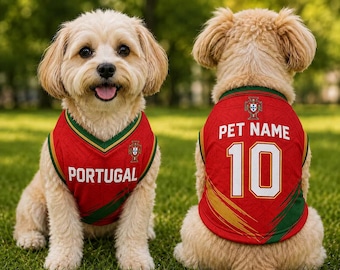 Könnte beinhalten: Ein rotes, grünes und goldenes Haustiertrikot mit dem Wort PORTUGAL auf der Vorderseite und dem Text PET NAME sowie der Nummer 10 auf der Rückseite. Das Trikot zeigt ein kleines Wappen auf der Brust und ein größeres Wappen im oberen Rückenbereich.