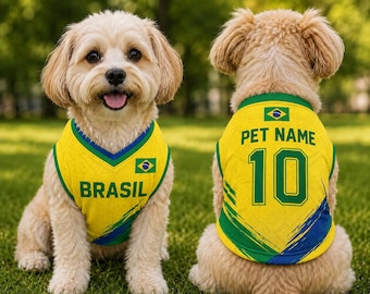 Könnte beinhalten: Ein gelb-grün-blaues Haustiertrikot mit der brasilianischen Flagge, dem Wort BRASIL auf der Vorderseite sowie dem Text PET NAME und der Nummer 10 auf der Rückseite. Das Trikot hat einen V-Ausschnitt und wird von einem hellen Hund von zwei Seiten gezeigt.