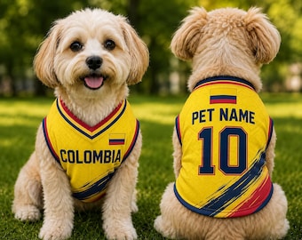 Könnte beinhalten: Ein gelbes Trikot für Haustiere mit dem Schriftzug COLOMBIA auf der Vorderseite sowie PET NAME und der Nummer 10 auf der Rückseite. Das Trikot zeigt eine kleine kolumbianische Flagge, marineblaue und rote Akzente sowie einen marineblauen Saum.