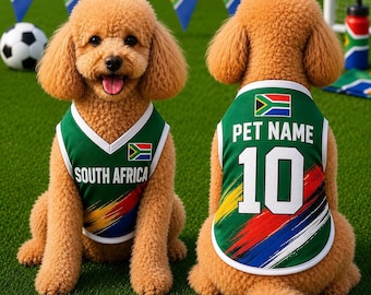 Könnte beinhalten: Ein grünes Trikot für Haustiere mit der Flagge von Südafrika, dem Schriftzug SOUTH AFRICA auf der Vorderseite und dem Text PET NAME mit der Nummer 10 auf der Rückseite. Das Trikot hat weiße Ränder und ein diagonales Pinselstrichmuster.