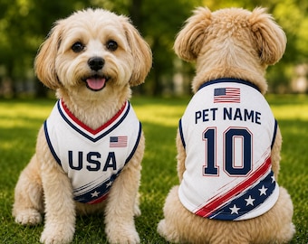Könnte beinhalten: Ein weißes Haustiertrikot mit einem patriotischen Design in Rot, Weiß und Blau. Die Vorderseite zeigt den Text USA und eine kleine amerikanische Flagge. Die Rückseite zeigt den Text PET NAME über der Nummer 10 mit Sternen und einer Flagge.