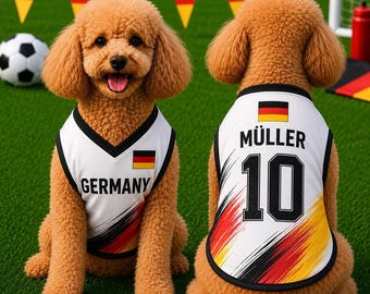 Könnte beinhalten: Zwei braune Hunde mit lockigem Fell tragen weiße ärmellose Trikots mit schwarzem Rand. Das vordere Trikot zeigt den Schriftzug GERMANY und eine deutsche Flagge. Das hintere Trikot zeigt den Namen MÜLLER, die Nummer 10 und eine deutsche Flagge.