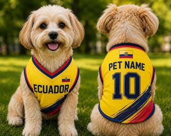 Könnte beinhalten: Zwei hellfarbene Hunde tragen gelbe ärmellose Trikots mit blauen und roten Akzenten. Das vordere Trikot zeigt den Text ECUADOR und eine kleine Flagge. Das hintere Trikot zeigt den Text PET NAME über der Nummer 10 und eine kleine Flagge.