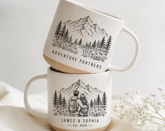 Personalisierte Abenteuer Paar Becher, Bergkeramik Tasse, Benutzerdefinierte Namen Keramikbecher, Camping Geschenk, Wandern Liebhaber Becher, Jubiläum Andenken