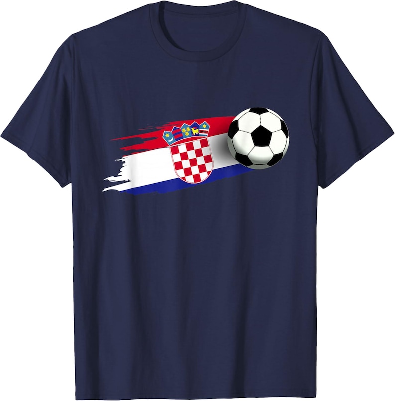 K&ouml;nnte beinhalten: Marineblaues T-Shirt mit einem Fu&szlig;ball und einem Design der kroatischen Flagge. Die Flagge zeigt einen rot-wei&szlig; karierten Schild, einen rot-wei&szlig;-blauen Streifen und eine Krone. Der Fu&szlig;ball ist schwarz und wei&szlig;.