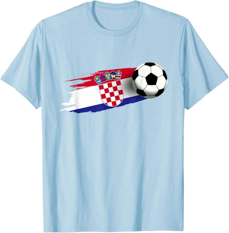 K&ouml;nnte beinhalten: Hellblaues T-Shirt mit einem kroatischen Flaggen-Design und einem Fu&szlig;ball. Die Flagge zeigt einen rot-wei&szlig; karierten Schild und eine Krone, mit einem rot-wei&szlig;-blauen Pinselstrich.