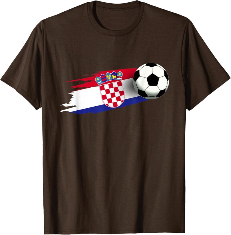 K&ouml;nnte beinhalten: Braunes T-Shirt mit einer Grafik der kroatischen Flagge und einem Fu&szlig;ball. Das Flaggen-Design umfasst einen rot-wei&szlig; karierten Schild, eine Krone und einen rot-wei&szlig;-blauen Pinselstrich.