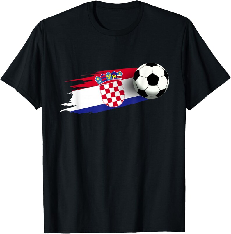 K&ouml;nnte beinhalten: Schwarzes T-Shirt mit einem Fu&szlig;ball und einem Design, das von der kroatischen Flagge inspiriert wurde. Das Design umfasst das kroatische Wappen und einen roten, wei&szlig;en und blauen Pinselstrich. F&uuml;r Fu&szlig;ballfans.