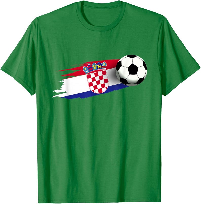 K&ouml;nnte beinhalten: Gr&uuml;nes T-Shirt mit einem Fu&szlig;ball und einem stilisierten kroatischen Flaggen-Design. Das Flaggen-Design enth&auml;lt das kroatische Wappen und einen rot-wei&szlig;-blauen Pinselstrich-Effekt. Der Fu&szlig;ball ist schwarz und wei&szlig;.