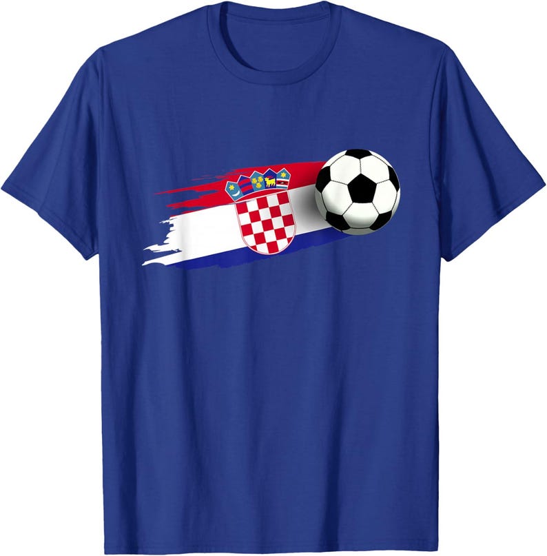 K&ouml;nnte beinhalten: Blaues T-Shirt mit einem Fu&szlig;ball und einer Grafik der kroatischen Flagge. Das Flaggen-Design umfasst einen rot-wei&szlig; karierten Schild, eine Krone und einen rot-wei&szlig;-blauen Pinselstrich.