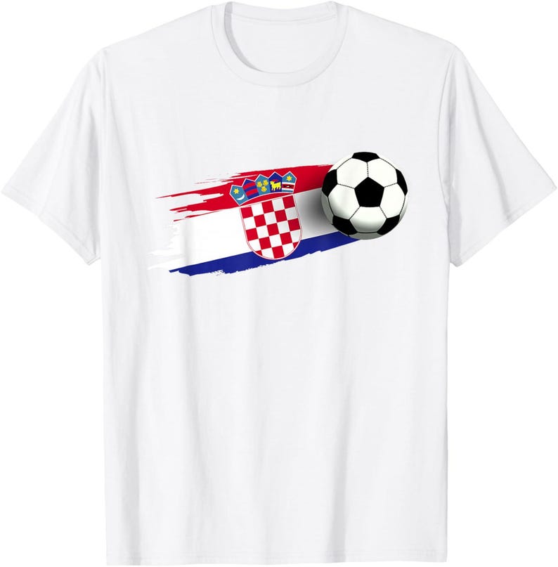 K&ouml;nnte beinhalten: Wei&szlig;es T-Shirt mit einer Grafik der kroatischen Flagge und einem Fu&szlig;ball. Das Flaggen-Design umfasst rote, wei&szlig;e und blaue Pinselstriche und ein kariertes Emblem. Der Fu&szlig;ball ist schwarz und wei&szlig;.