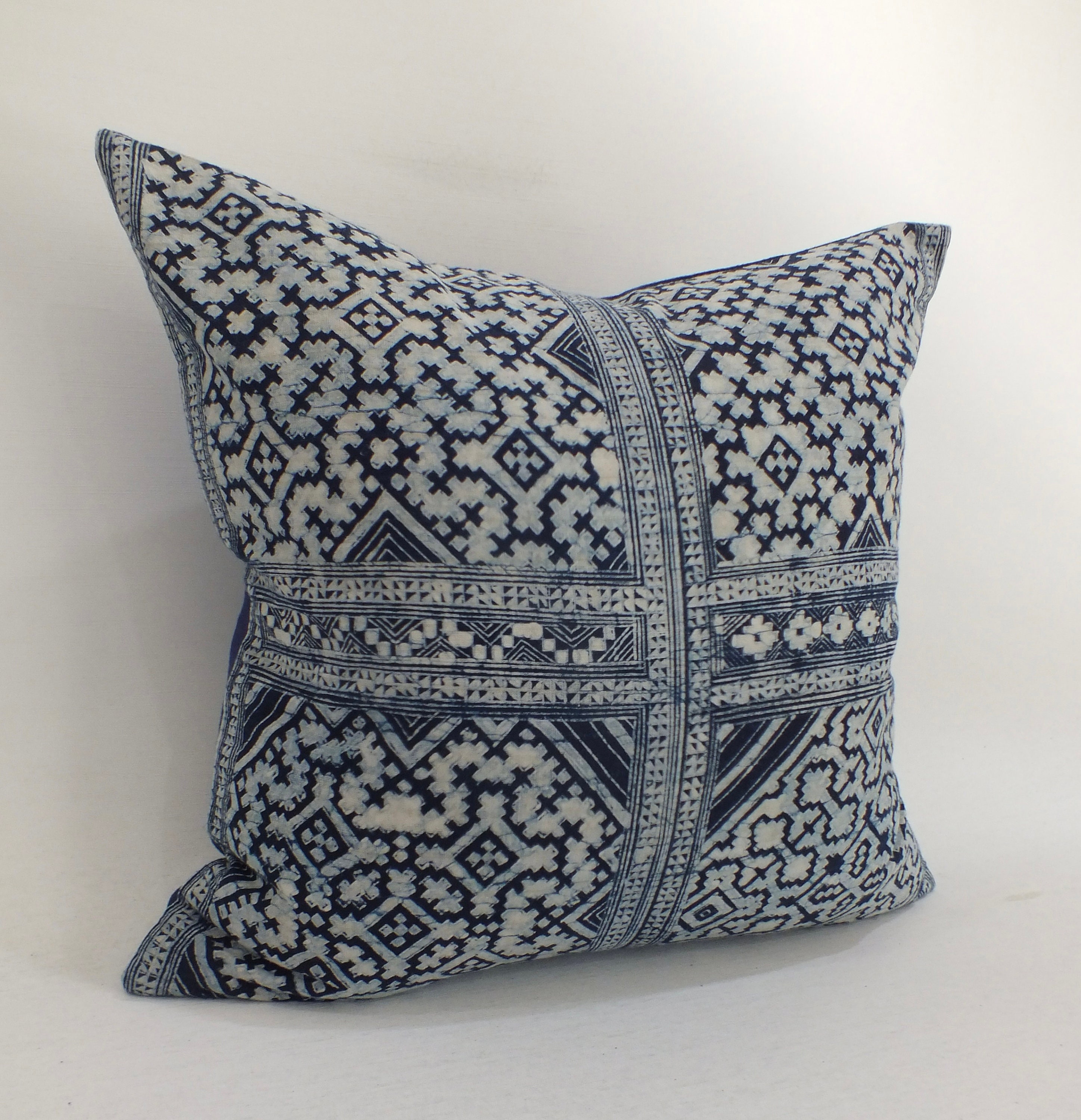 クッション ブルーハンドプリントバティックソファクッションモン族ヴィンテージ