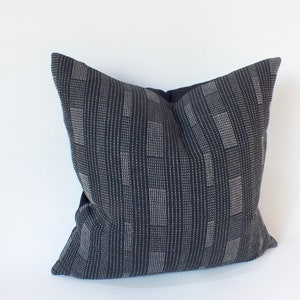Zwart witte strepen Etnische kussensloop Handgemaakte stoffen Sierkussens Accentkussen Boho chic Sashiko-kussens afbeelding 5