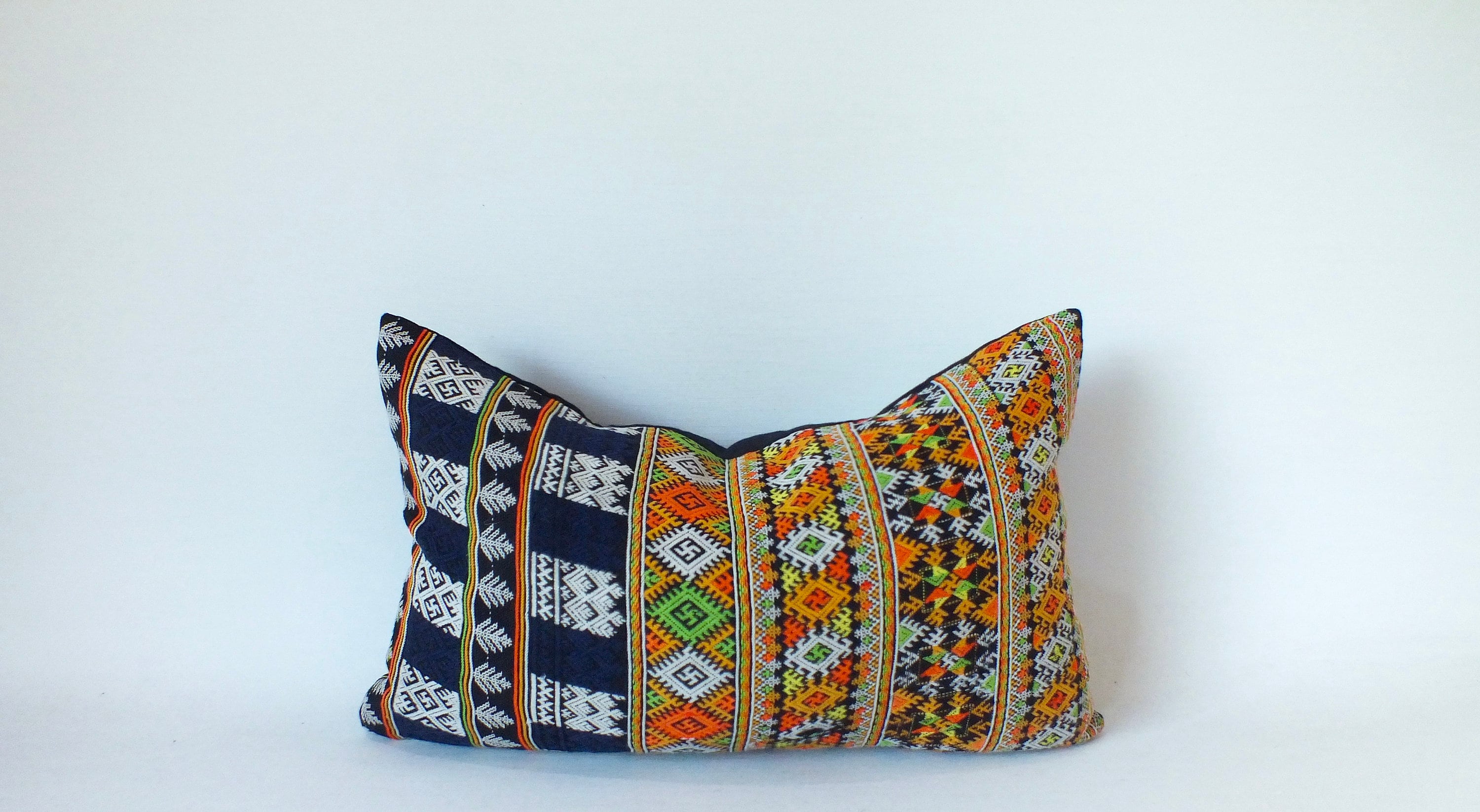 織物の国 ラオス黒モン族のハンドメイドクロスステッチ刺繍の