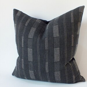 Zwart witte strepen Etnische kussensloop Handgemaakte stoffen Sierkussens Accentkussen Boho chic Sashiko-kussens afbeelding 3