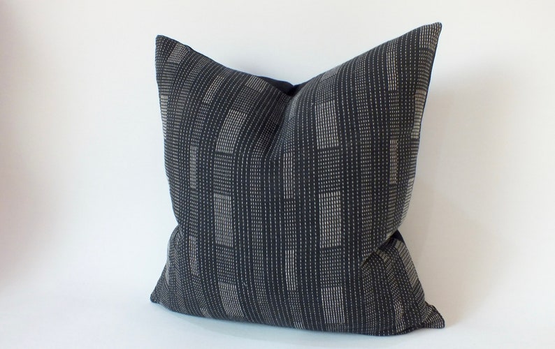 Zwart witte strepen Etnische kussensloop Handgemaakte stoffen Sierkussens Accentkussen Boho chic Sashiko-kussens afbeelding 3