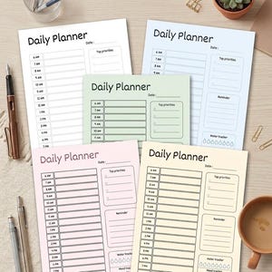 Könnte beinhalten: Fünf ästhetische, druckbare Tagesplaner-Designs. Jeder Planer enthält einen Tagesplan von 6 bis 20 Uhr mit Abschnitten für Top-Prioritäten, Erinnerungen und einen Wasser-Tracker. Die Planer sind in verschiedenen Pastellfarben gehalten.