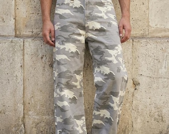 Pantalones vaqueros anchos de camuflaje gris para hombre, estilo urbano, holgados, con estampado de camuflaje claro, estilo vintage.