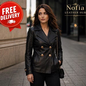 Può includere: Giacca in pelle nera con bottoni dorati. La giacca ha un design doppiopetto e un colletto classico. L'immagine include anche una borsa nera con una tracolla a catena dorata. La giacca è di Nofia Leather Hub.