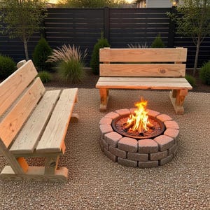Könnte beinhalten: Zwei Holzbänke und eine Feuerstelle aus Ziegeln mit brennendem Feuer. Die Bänke sind aus hellem Holz gefertigt und haben ein schlichtes Design. Die Feuerstelle ist kreisförmig und besteht aus rotbraunen Ziegeln.