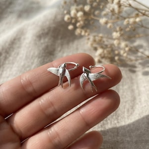 Silber Schwalbe Vogel Ohrmanschette | Kein Piercing Knorpelohrring | Minimalistischer Natur inspirierter Schmuck | Vogel-Liebhaber-Geschenk für sie