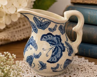 Jarra de crema vintage con mariposa azul / Jarra de crema de cerámica estilo cottagecore / Jarra de mariposa azul y blanca / Decoración de estilo rústico