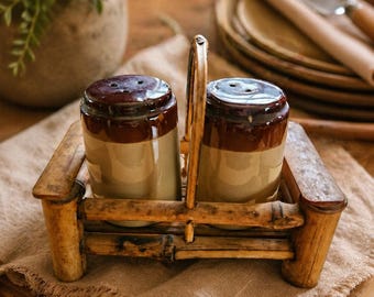 Salero y pimentero vintage con soporte de bambú / Decoración rústica de cocina estilo granja / Juego de salero y pimentero de cerámica con soporte / Estilo campestre