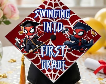 Spiderman Graduation Cap Topper, schwingen in die erste Klasse Grad Cap Decor, Superheld personalisierter Abschluss Topper, Klasse von 2026