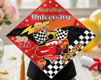 Personalisierte Cars Lightning McQueen Graduation Cap Topper, benutzerdefinierte Name Klasse von 2026 Grad Cap Decor, Disney Cars Senior Cap