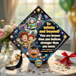 Adorno para birrete de graduación de Disney "Hasta el infinito y más allá", decoración para birrete de graduación con personajes de Toy Story, gorro de Buzz, Woody y Jessie, birrete de la promoción de 2026