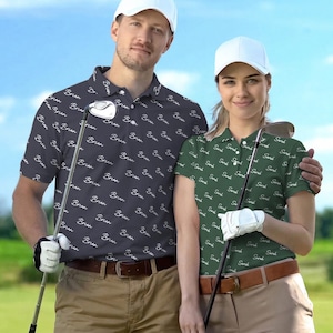 Puede incluir: Dos personas con polos de golf con texto blanco. La camisa azul marino repite "Brian", mientras que la camisa verde tiene "Sarah". Ambos llevan gorras blancas y sostienen palos de golf. Están al aire libre en un día soleado.