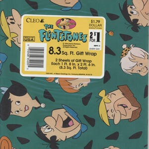 Puede incluir: Papel de regalo de Los Picapiedra con personajes de dibujos animados sobre un fondo verde azulado. El paquete incluye dos hojas de papel de regalo, cada una de 51 cm x 76 cm, con una superficie total de 0,77 m². El paquete tiene el texto "The Flintstones".