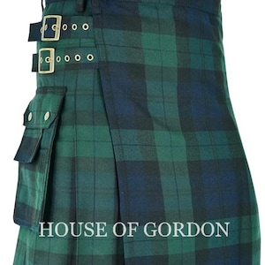 Puede incluir: Un kilt a cuadros verde y azul marino con un diseño plisado. El kilt presenta dos bolsillos, hebillas ajustables y el texto "HOUSE OF GORDON".