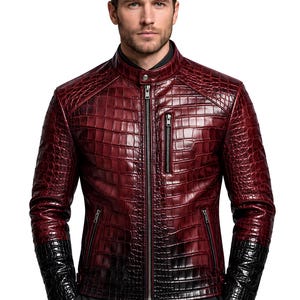 Peut inclure: Une veste en cuir rouge foncé avec un motif texturé en peau de crocodile, dotée d'un col montant avec un bouton-pression, d'une fermeture éclair centrale argentée, d'une poche poitrine zippée verticale, deux poches latérales et des poignets noirs.